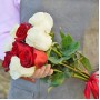 Букет из 9 белых и красных роз
