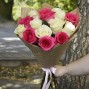 Букет Белые и розовые розы в крафте 15 шт